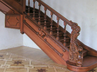 Отделка деревянной лестницы лаком